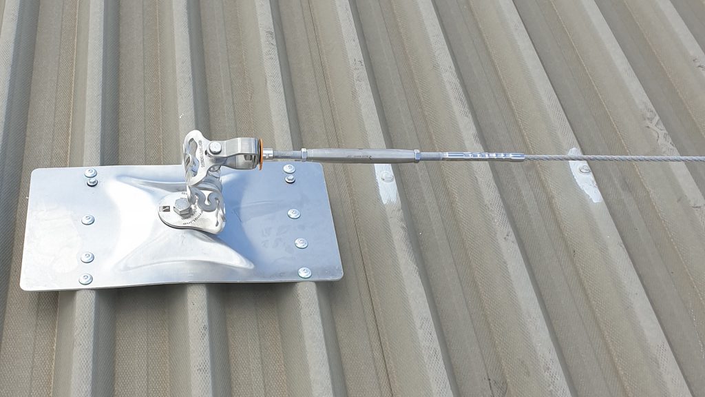 Terminating anchor point for a static line installed on a metal sheet roof.