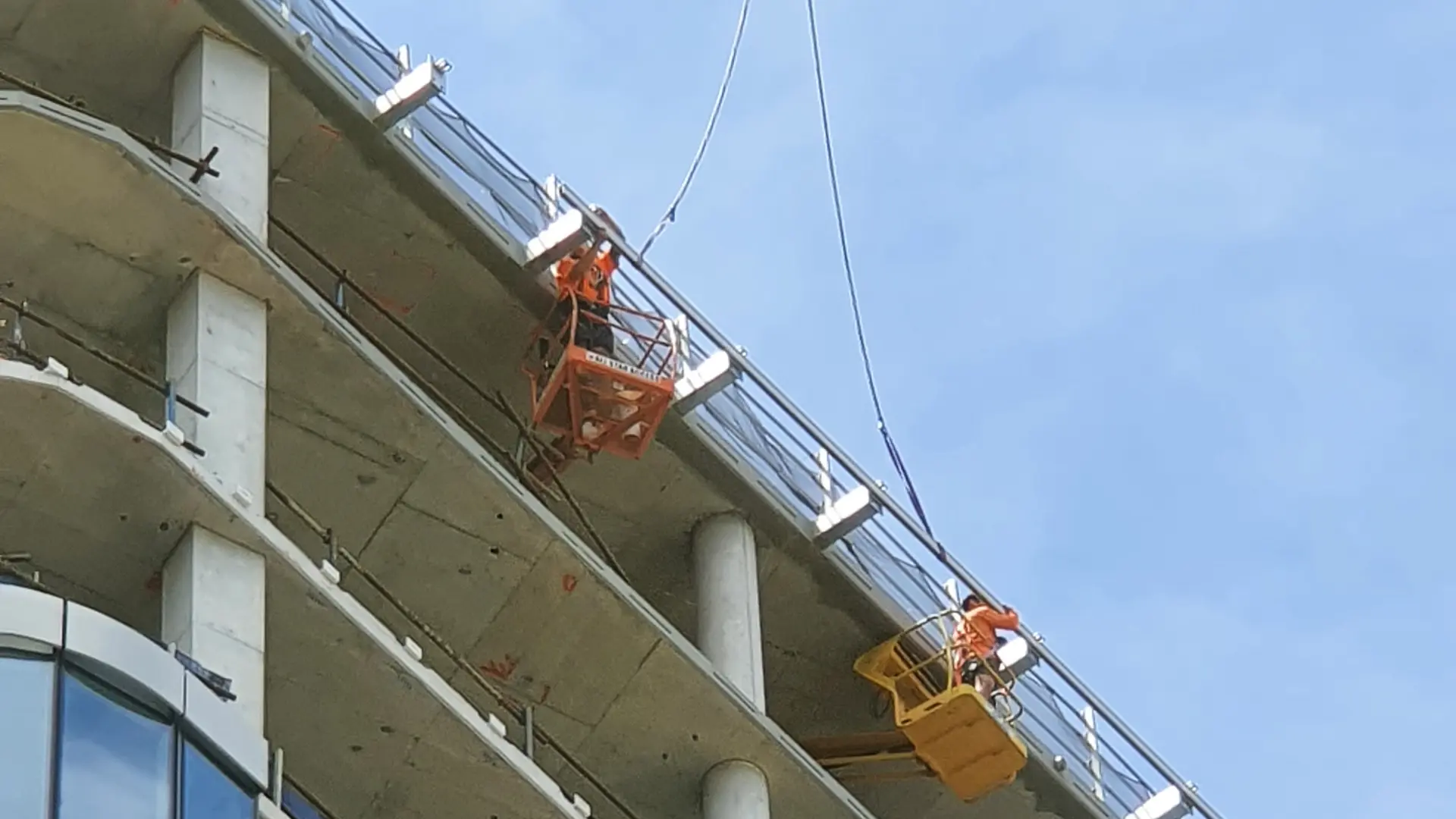 HSE installers installing Sayfa RAPTOR rail onto the roof of the Adina Pentridge Apartment building during construction.