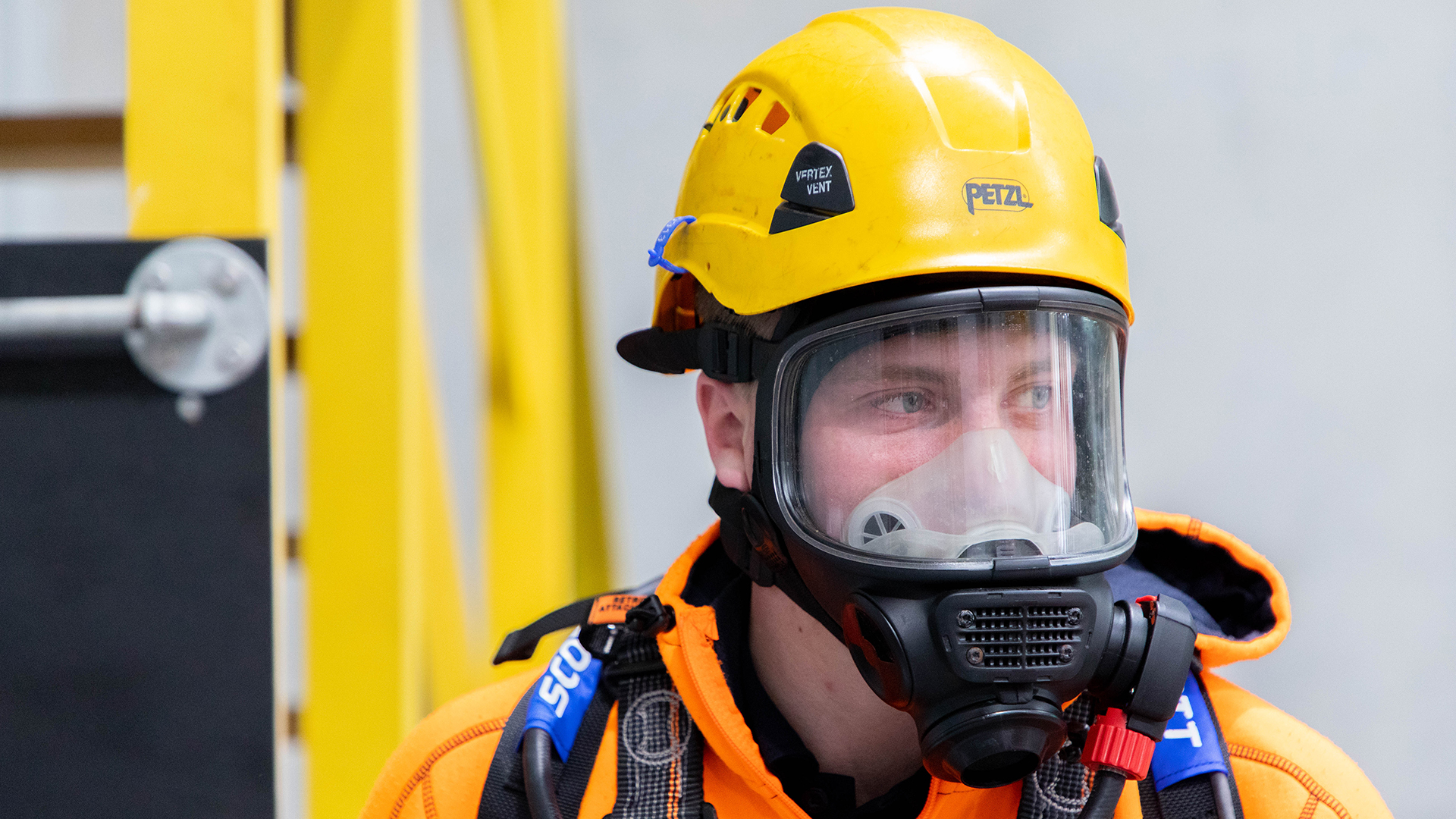 Course participant wearing a full face mask to support breathing apparatus